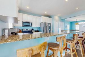 Charming cottage with deck beach access pools and hot tub