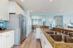Charming cottage with deck beach access pools and hot tub