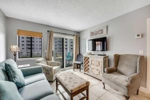Gulf view condo with balcony & shared pools gym - beach nearby