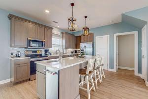 Beach & Gulf-Front Condo with Shared Outdoor Pool Beach Views Balcony Central AC