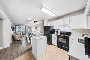 Coastal 2nd floor condo with pools hot tubs tennis balcony & elevator