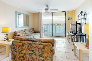 6th-Floor waterfront condo with pool & balcony - snowbird-friendly