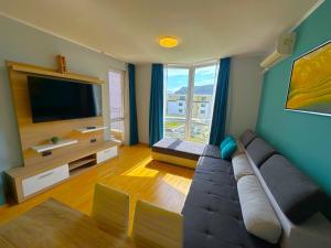 Spacious Sea Retreat - Pools & Prime Location
