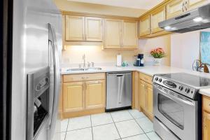 6th-Floor waterfront condo with pool & balcony - snowbird-friendly