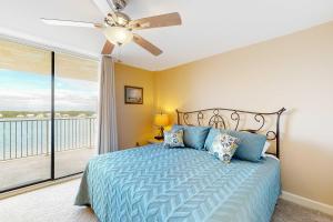 6th-Floor waterfront condo with pool & balcony - snowbird-friendly