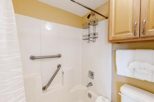 6th-Floor waterfront condo with pool & balcony - snowbird-friendly