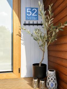 Nyth GLAMPING LOG POD, SLEEPS 4 NOBLE COURT HOLIDAY PARK PEMBROKESHIRE