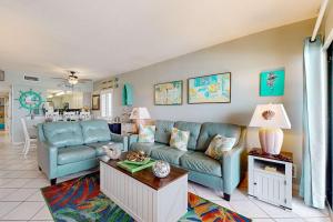 Recently renovated 5th-floor oceanfront condo with pool ocean view & WiFi