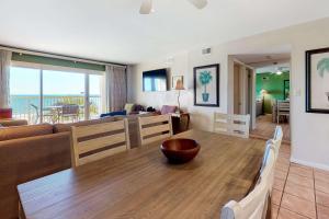 Gulf-Front Condo with Shared Outdoor Pool Private Balcony Incredible Views & WiFi