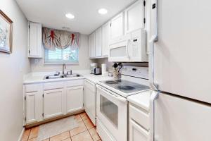 Gulf-Front Condo with Shared Outdoor Pool Private Balcony Incredible Views & WiFi
