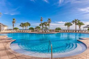 Fantastic Condo on 11th Floor with Gorgeous Views of the Water Shared Pool Hot Tub