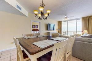 Fantastic Condo on 11th Floor with Gorgeous Views of the Water Shared Pool Hot Tub