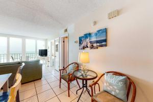 Gulf-Front Condo w Amazing View Balcony AC & Shared Pools Hot Tubs Gym
