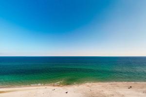 Gulf-Front 12th-Floor Condo w Great View Balcony AC & Shared Pools Hot Tubs