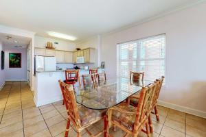 Gulf-Front 12th-Floor Condo w Great View Balcony AC & Shared Pools Hot Tubs