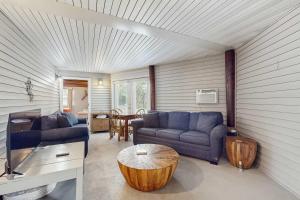 Downstairs duplex near the beach with full kitchen WiFi cable partial AC