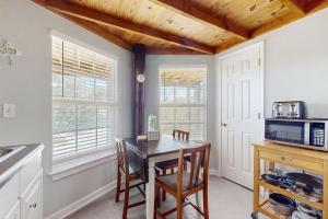 Downstairs duplex near the beach with full kitchen WiFi cable partial AC