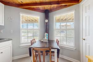 Downstairs duplex near the beach with full kitchen WiFi cable partial AC