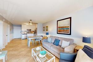 Beachfront condo with 2 pools Gulf views hot tub & cozy balcony