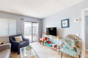 Beachfront condo with 2 pools Gulf views hot tub & cozy balcony