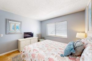 Beachfront condo with 2 pools Gulf views hot tub & cozy balcony