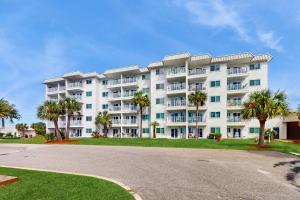 Beachfront condo with 2 pools Gulf views hot tub & cozy balcony