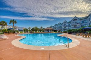 Gulf-front condo with beach access pools hot tub & sports courts