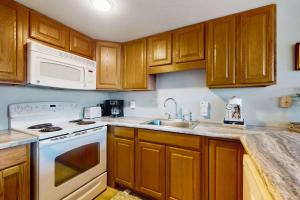 Pool view studio with onsite sauna beach access and pickleball courts