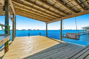 Charming bay front home with WiFi central AC balcony & deck
