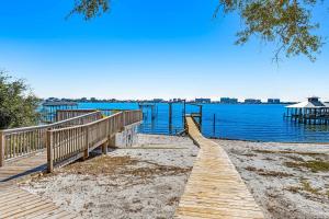 Charming bay front home with WiFi central AC balcony & deck