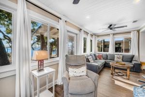 Charming bay front home with WiFi central AC balcony & deck