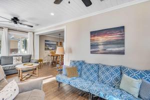Charming bay front home with WiFi central AC balcony & deck