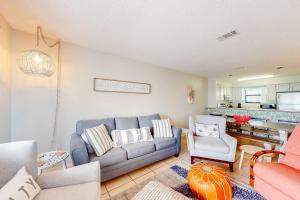 Calming water view condo with full kitchen balcony pool & TV - close to park