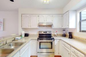 Calming water view condo with full kitchen balcony pool & TV - close to park