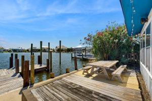 Bayfront home with private dock deck & sleeper porch - dog-friendly