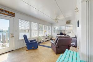 Bayfront home with private dock deck & sleeper porch - dog-friendly
