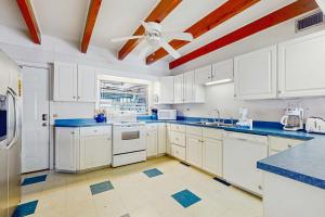 Bayfront home with private dock deck & sleeper porch - dog-friendly