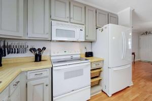 Dreamy island home with outdoor kitchen gas grill firepit WiFi & lush yard