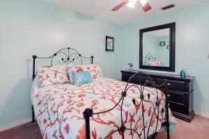 Dreamy island home with outdoor kitchen gas grill firepit WiFi & lush yard