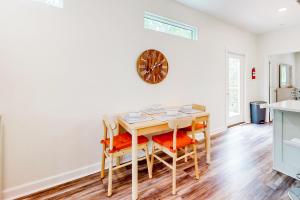 Quiet coastal home with outdoor shower deck gourmet kitchen smart TV & AC