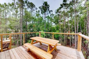 Quiet coastal home with outdoor shower deck gourmet kitchen smart TV & AC