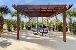 Cozy coastal condo with loft & shared pool and beach access