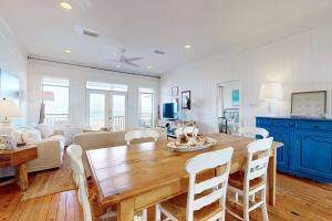 Chic Waterfront Dauphin Island cottage on white sandy beach
