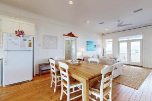 Chic Waterfront Dauphin Island cottage on white sandy beach