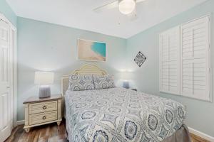 Cozy coastal condo with loft & shared pool and beach access