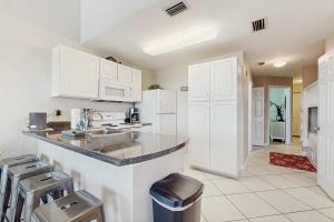 Cozy coastal condo with loft & shared pool and beach access