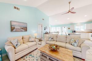 Bayfront retreat with lovely views a screened porch & beach access