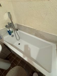 Double room in 2 rooms apartment near centre