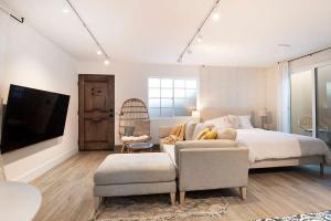 Beautiful Studio Apt near Beverly Hills with Kitchen and washer and dryer