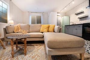 Beautiful Studio Apt near Beverly Hills with Kitchen and washer and dryer